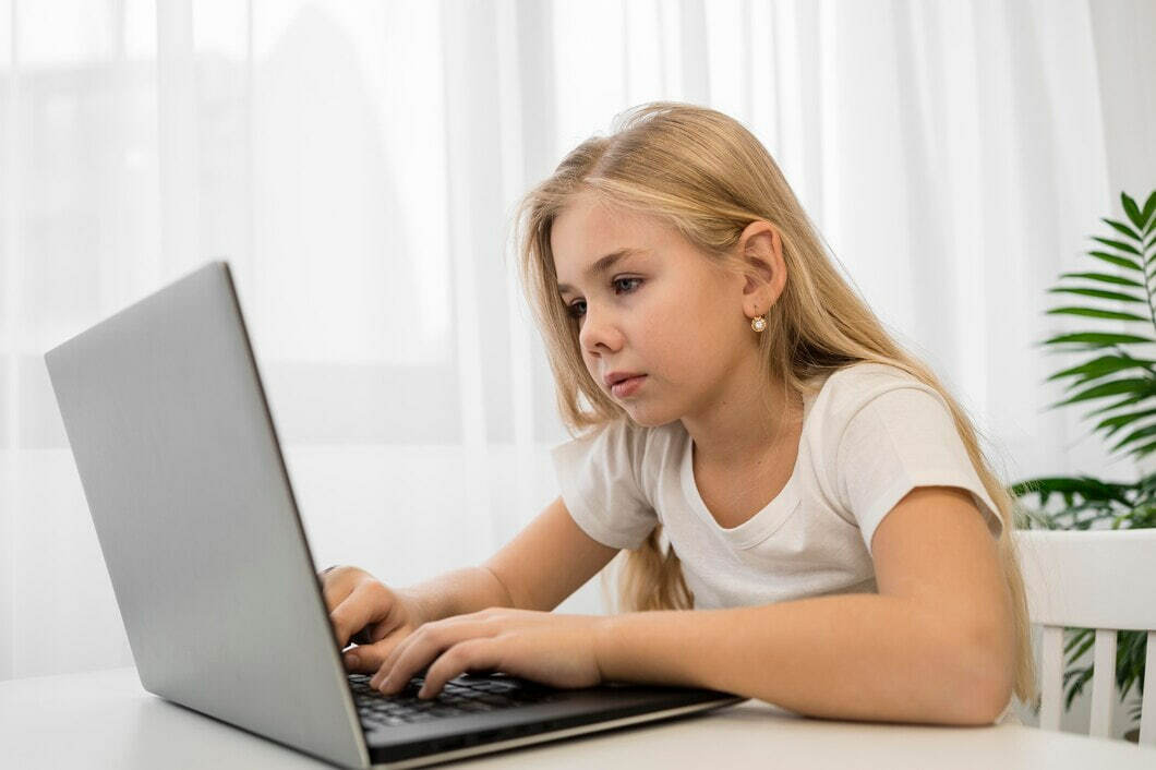 У ребенка красные глаза от работы за компьютером. 